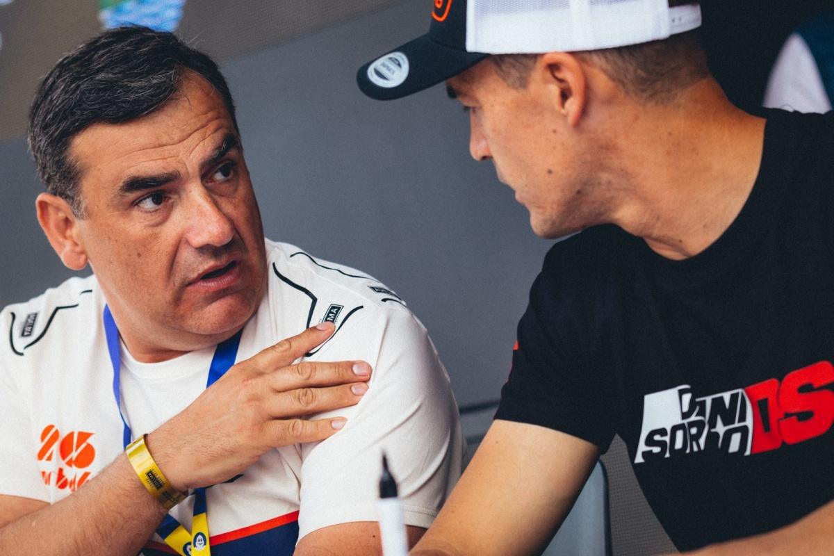 Sesión de firmas de leyendas del Motorsport en Hoznayo
