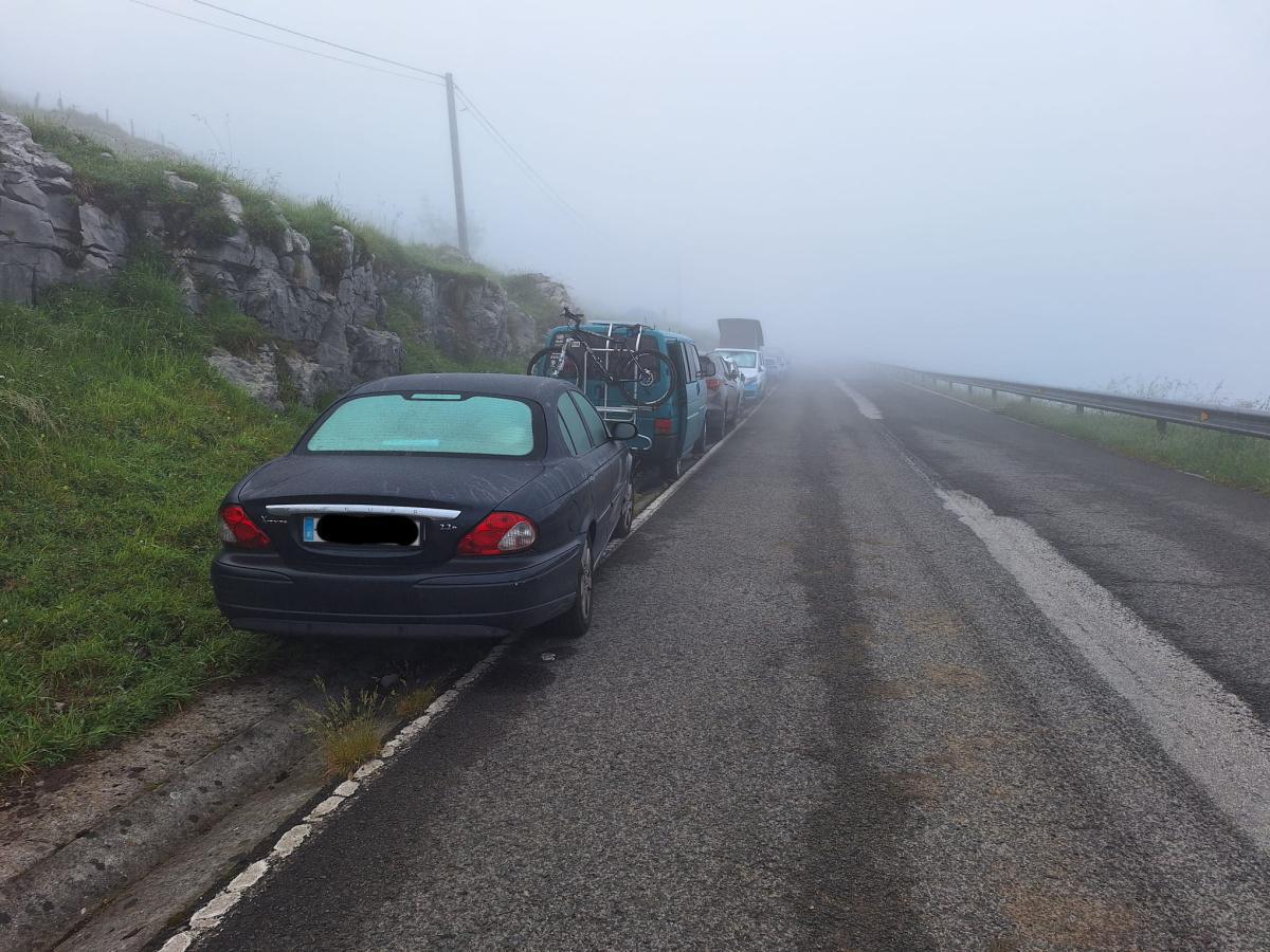 07:40| TC4 Alisas › MUY URGENTE, necesitamos retirar los siguientes coches que están mal aparcados, rogamos a los dueños que los muevan a un sitio donde no molesten. ¡Muchas gracias!