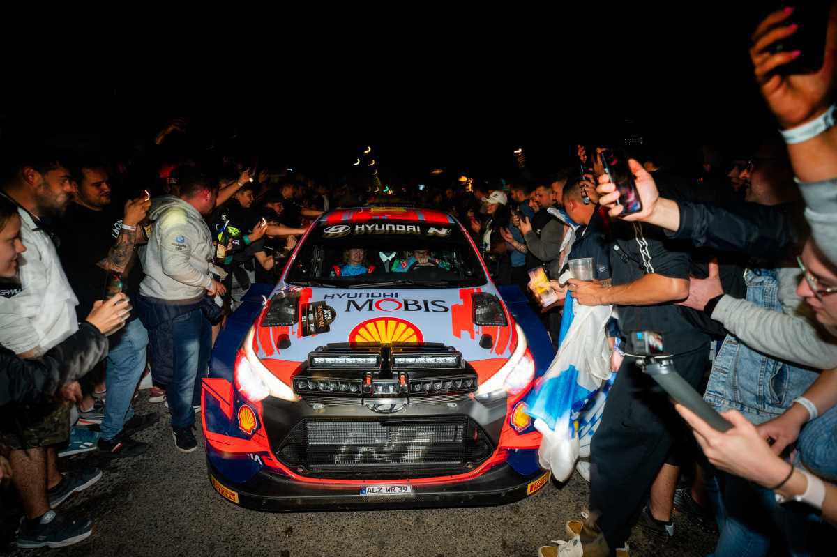 Gran Final del Rallye Festival Hoznayo 2025 con el pasillo humano
