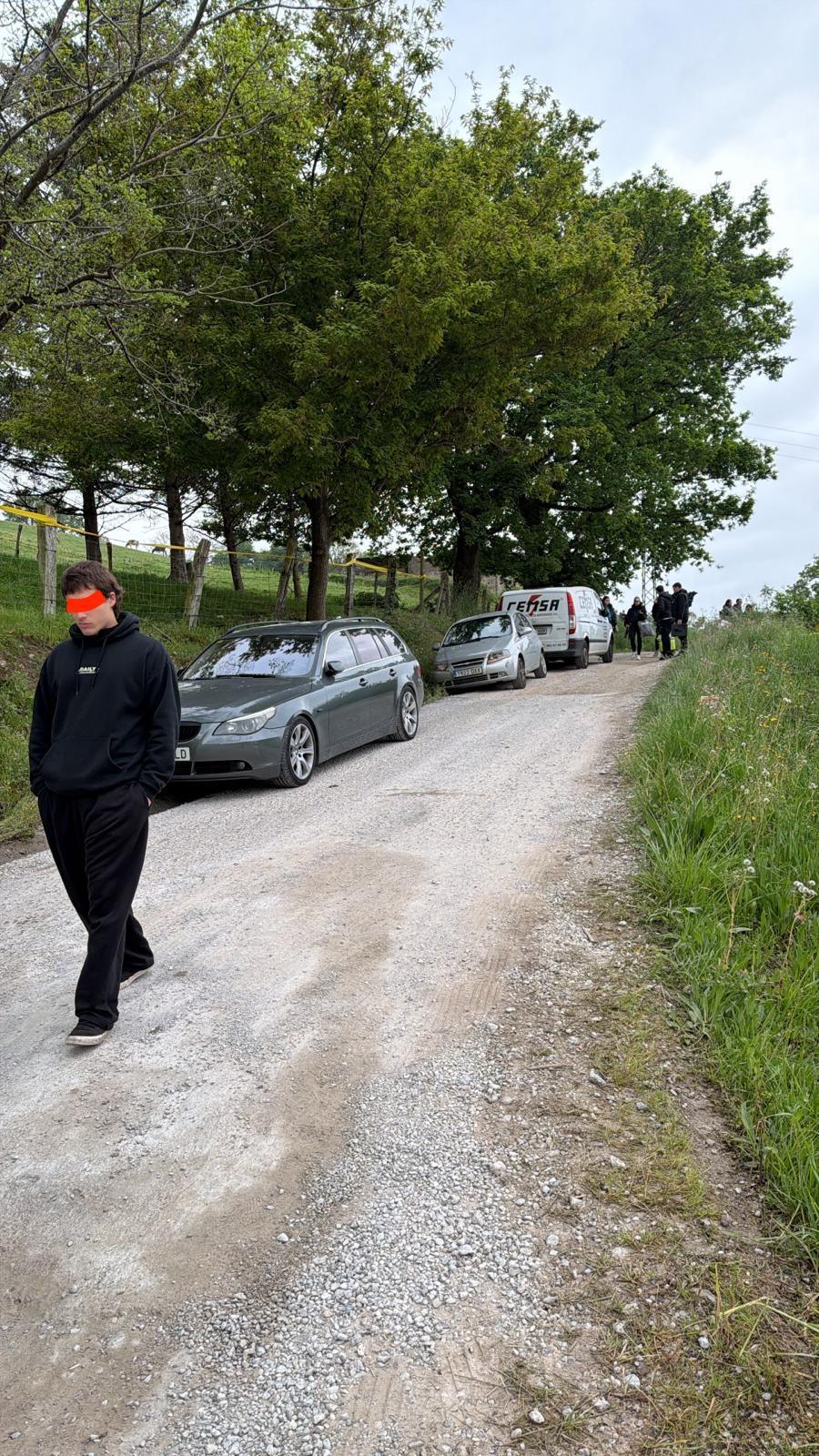 09:31 | TC6 Hermosa › URGENTE, necesitamos que estos coches aparquen en otro lugar. La organización no se hace responsable de daños en los vehículos mal estacionados. Si no se retiran NEUTRALIZAREMOS EL TRAMO. Colabora con nosotros, muchas graci