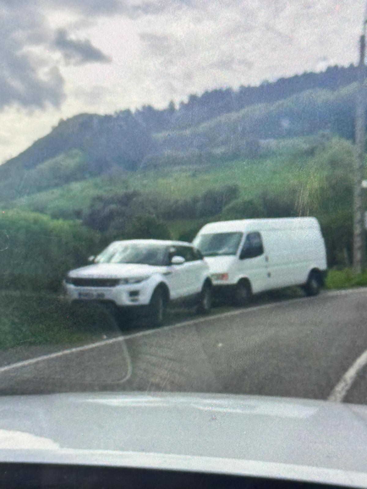 10:26 | TC11 Peñacabarga › [FOTO] URGENTE, necesitamos que el dueño de este coche lo aparque en otro lugar. Colabora con nosotros, muchas gracias.