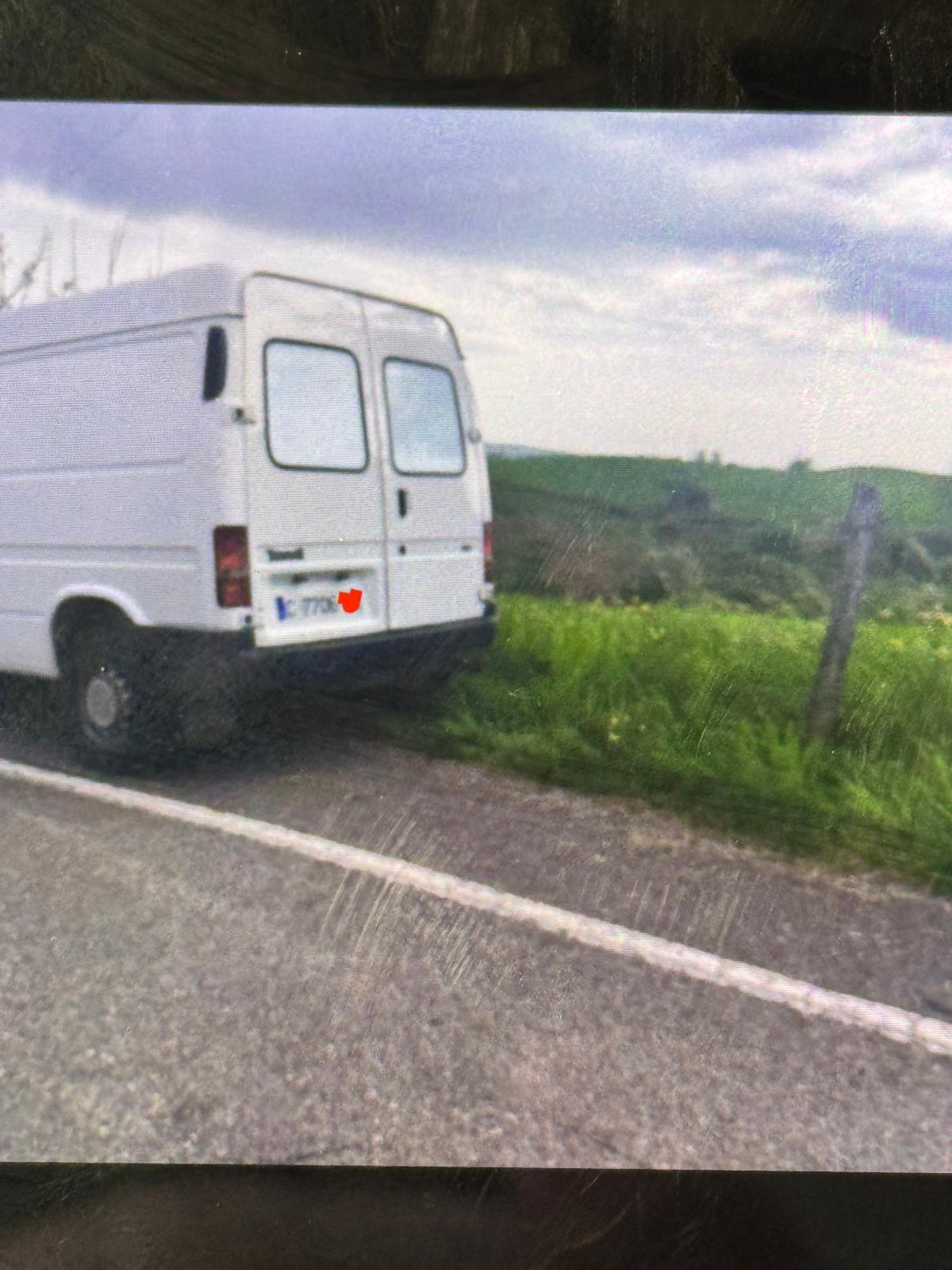 10:26 | TC11 Peñacabarga › [FOTO] URGENTE, necesitamos que el dueño de este coche lo aparque en otro lugar. Colabora con nosotros, muchas gracias.