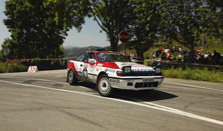 Hoznayo se prepara para la fiesta final del rally después de una jornada repleta de espectáculo y aficionados a lo largo de toda Cantabria