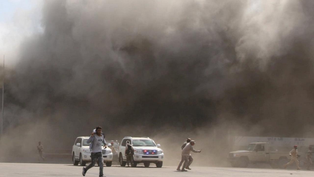 الحكومة اليمنية تطالب بالكشف عن مدبري تفجيرات عدن
