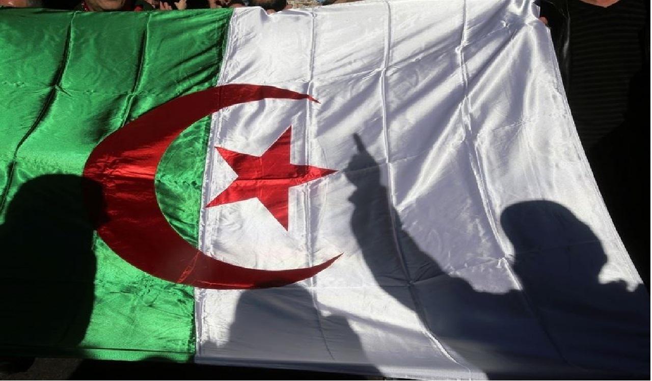 جريمة تهز مواقع التواصل الاجتماعي.. شق رأس زوجته بساطور بالجزائر