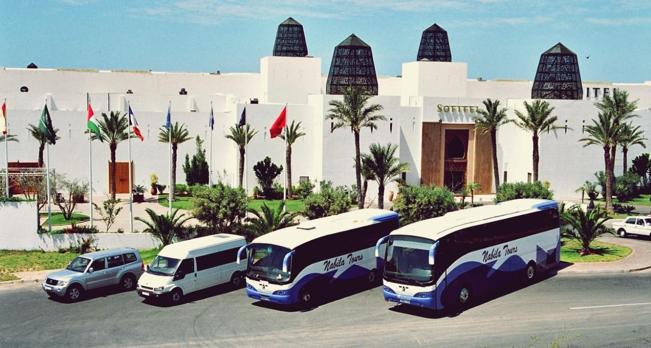 مهنيو النقل السياحي بمراكش يطالبون وزارة السياحة والتجهيز للجلوس إلى طاولة الحوار