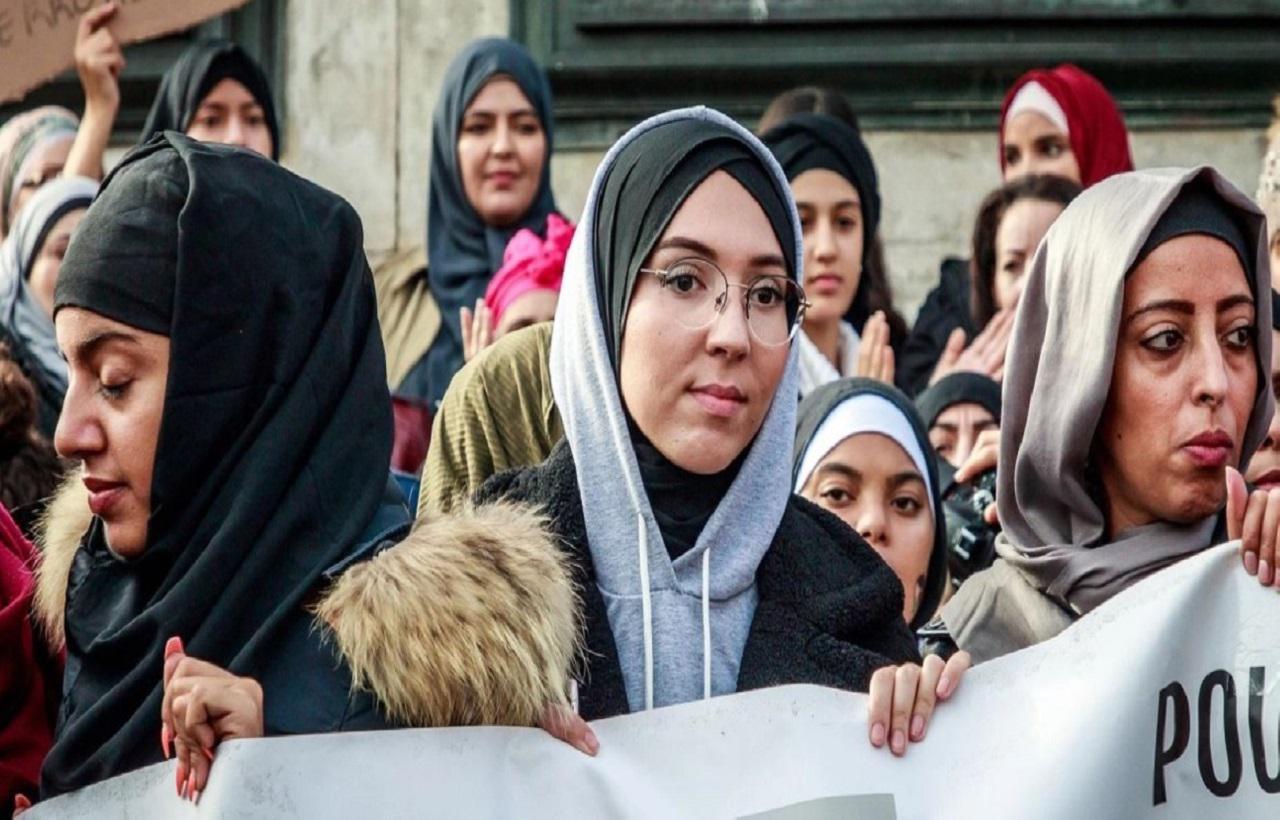حظر ارتداء الطالبات المسلمات للعباءات في فرنسا