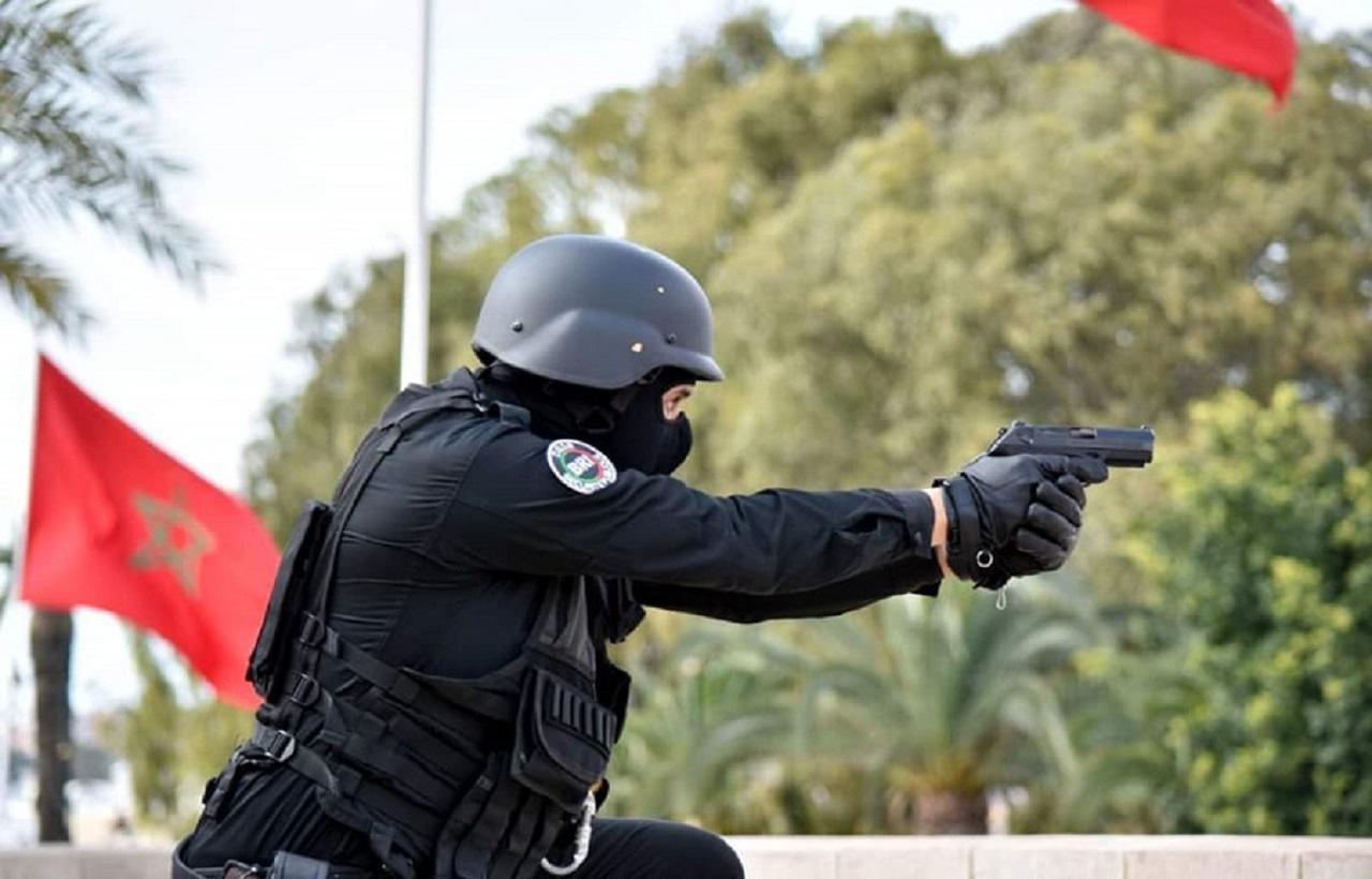 رصاصة توقف كلبا من فصيلة شرسة أصاب شرطيين بجروح