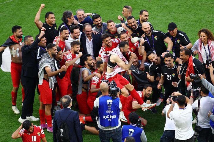 الأردن يواصل كتابة التاريخ بقيادة عموتة
