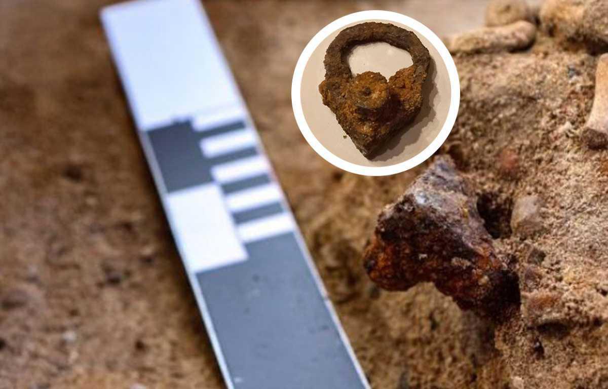 CHILD FOUND BURIED FACE DOWN WITH “ANTI-VAMPIRE” TRIANGULAR PADLOCK CHILD FOUND BURIED FACE DOWN WITH “ANTI-VAMPIRE” TRIANGULAR PADLOCK