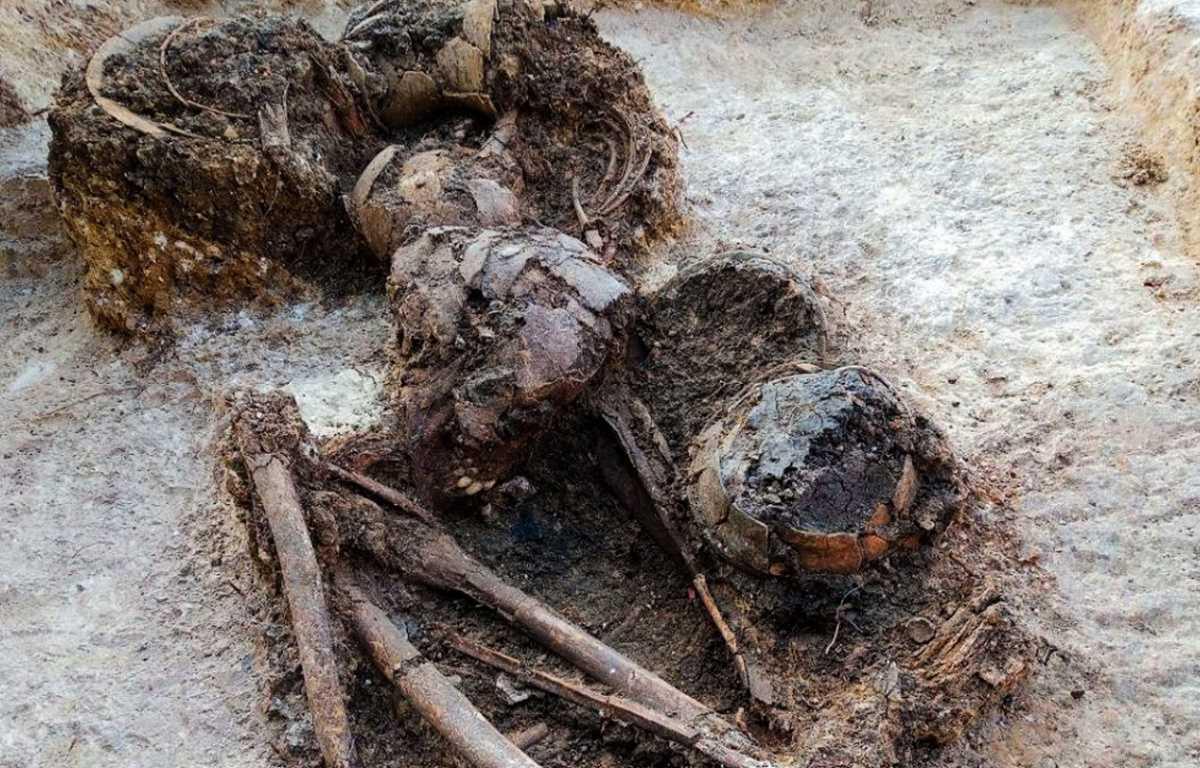 Rich array of funerary offerings found in burials at Cima de San José