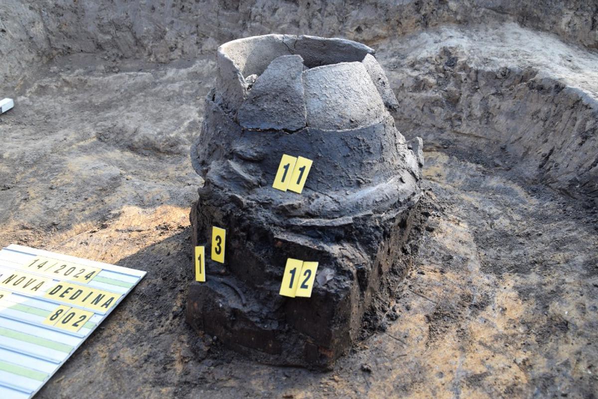 Archaeologists uncover traces of a Lusatian longhouse Archaeologists uncover traces of a Lusatian longhouse