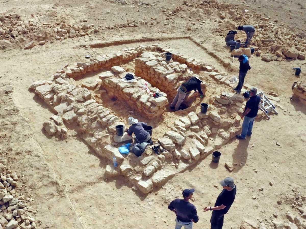 2,500-year-old caravan tombs discovered in the Negev