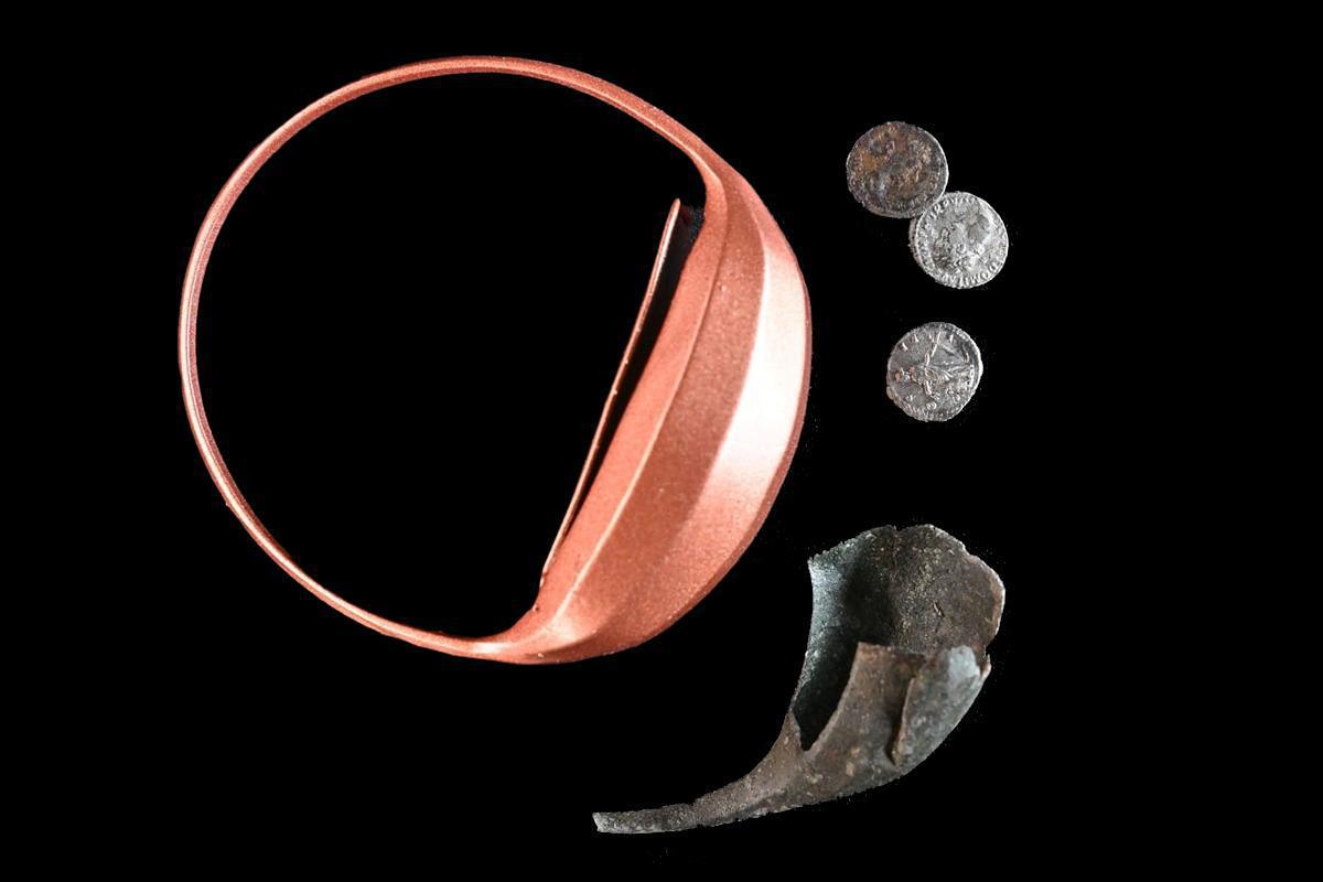 Soldier's wrist purse discovered at Roman legionary camp Soldier's wrist purse discovered at Roman legionary camp