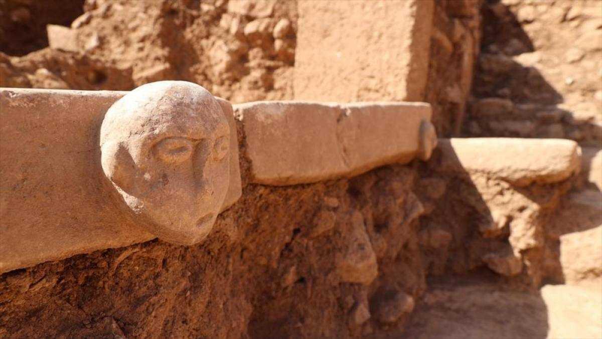 10,000-year-old human face reliefs found at Sefertepe