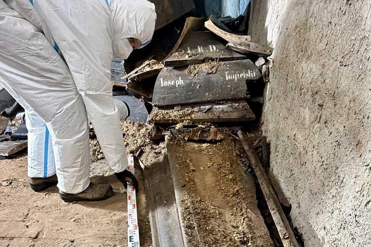 Burial items linked to Warmian canons founds in Cathedral Crypt