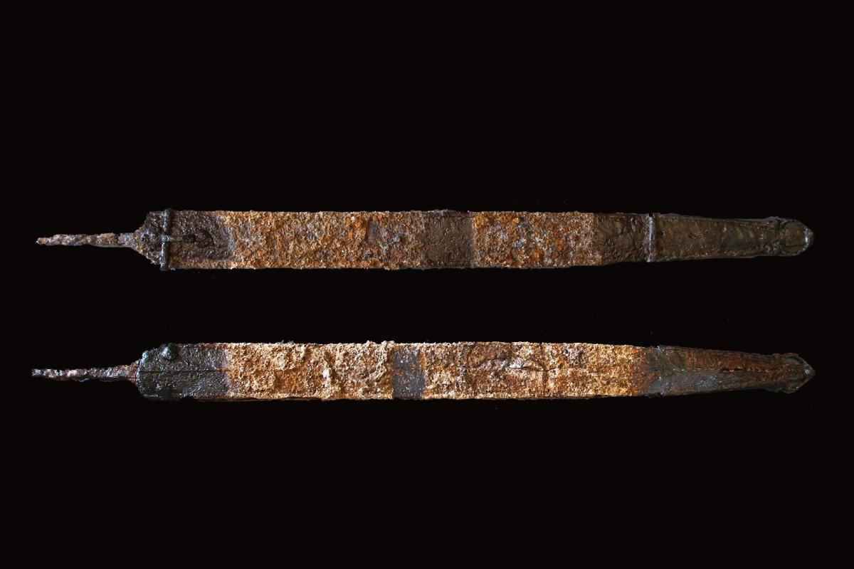 2,400-year-old sword found beside child in Gaulish burial 2,400-year-old sword found beside child in Gaulish burial