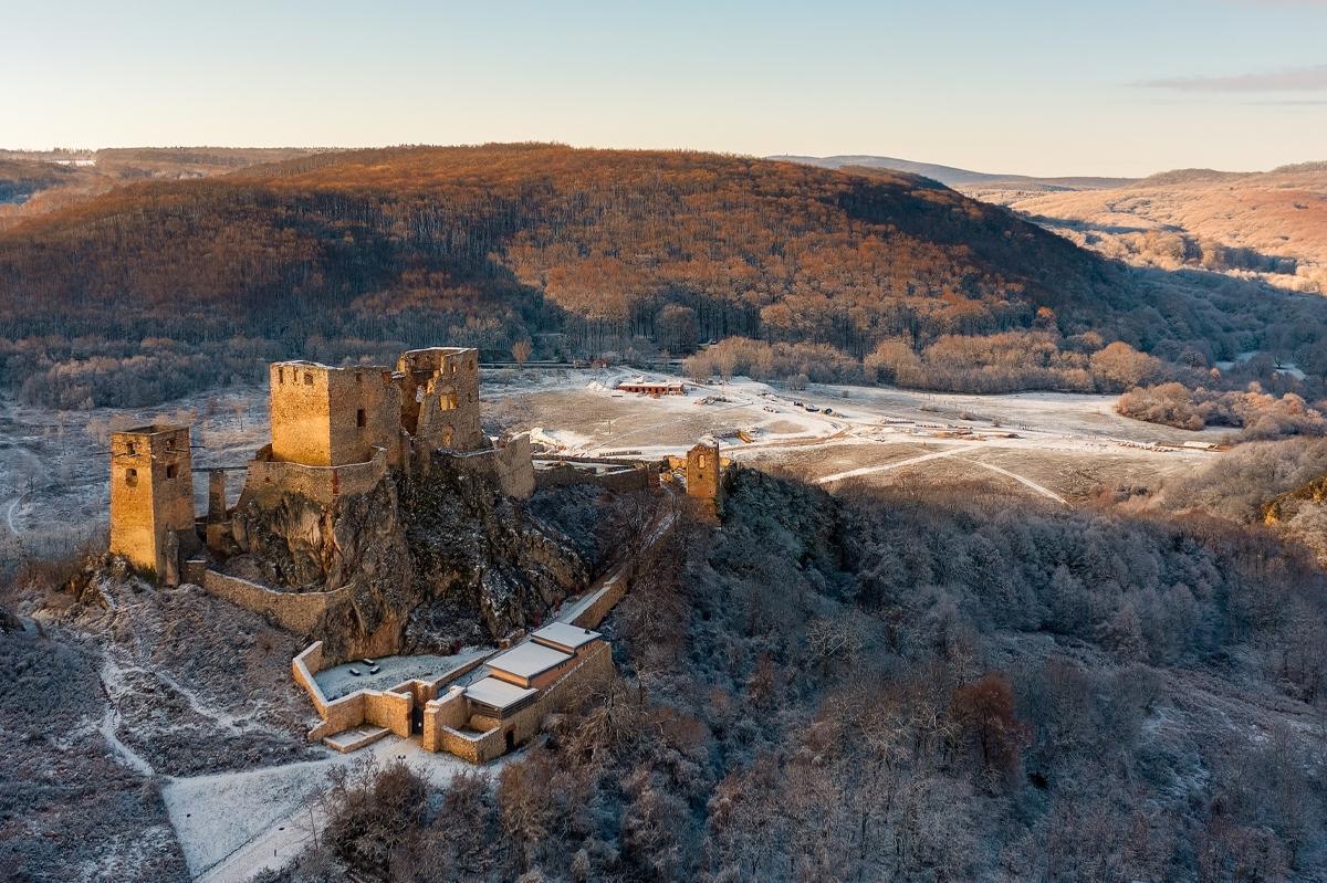 Mysterious heat-scarred shaft discovered at Hungarian castle Mysterious heat-scarred shaft discovered at Hungarian castle