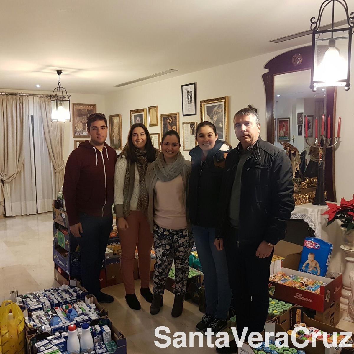 Entrega de alimentos a Cáritas Entrega de alimentos a Cáritas