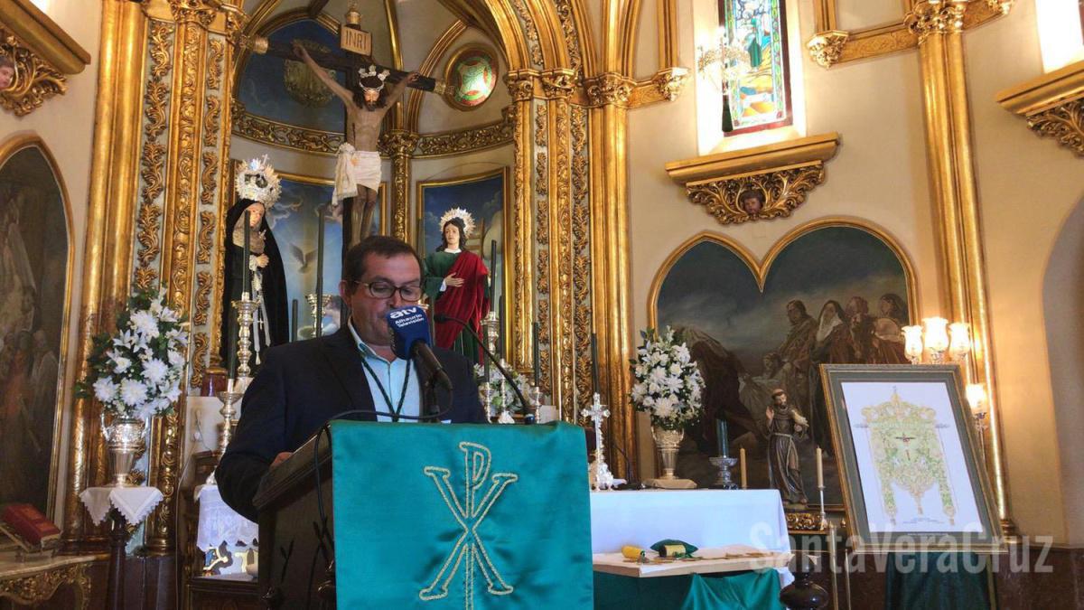 Doña Ana Cabello da la primera puntada del nuevo estandarte "Sancta Vera Crux" Doña Ana Cabello da la primera puntada del nuevo estandarte "Sancta Vera Crux"