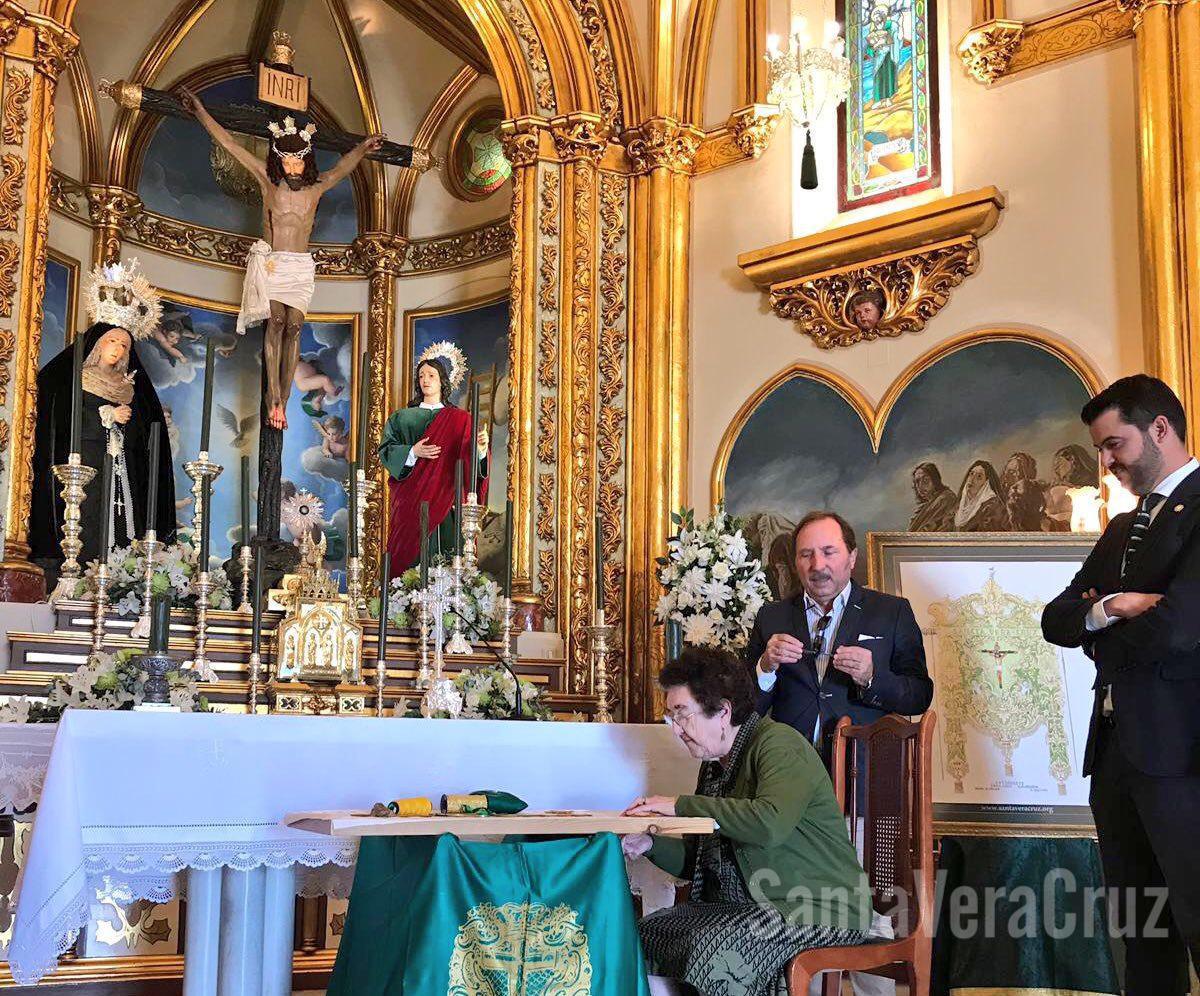 Doña Ana Cabello da la primera puntada del nuevo estandarte "Sancta Vera Crux" Doña Ana Cabello da la primera puntada del nuevo estandarte "Sancta Vera Crux"