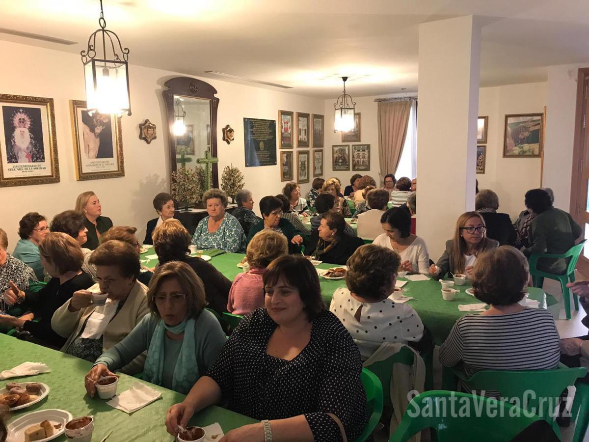 Doña Ana Cabello da la primera puntada del nuevo estandarte "Sancta Vera Crux" Doña Ana Cabello da la primera puntada del nuevo estandarte "Sancta Vera Crux"