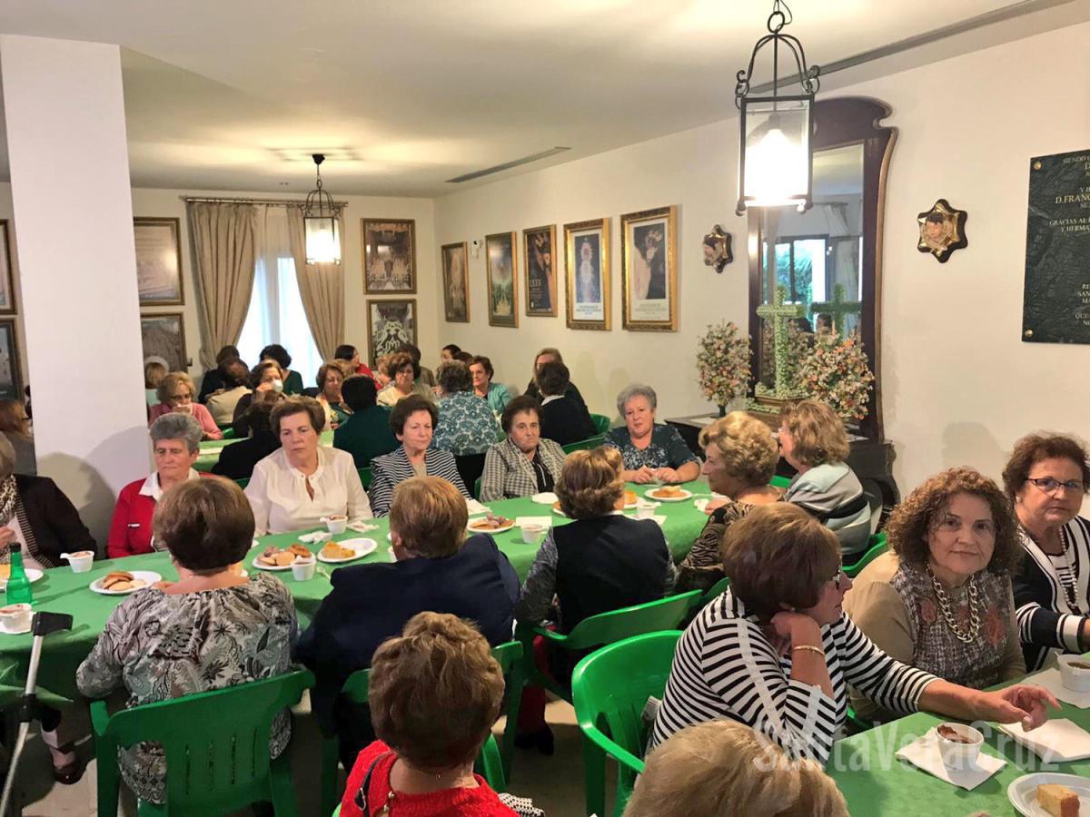 Doña Ana Cabello da la primera puntada del nuevo estandarte "Sancta Vera Crux" Doña Ana Cabello da la primera puntada del nuevo estandarte "Sancta Vera Crux"