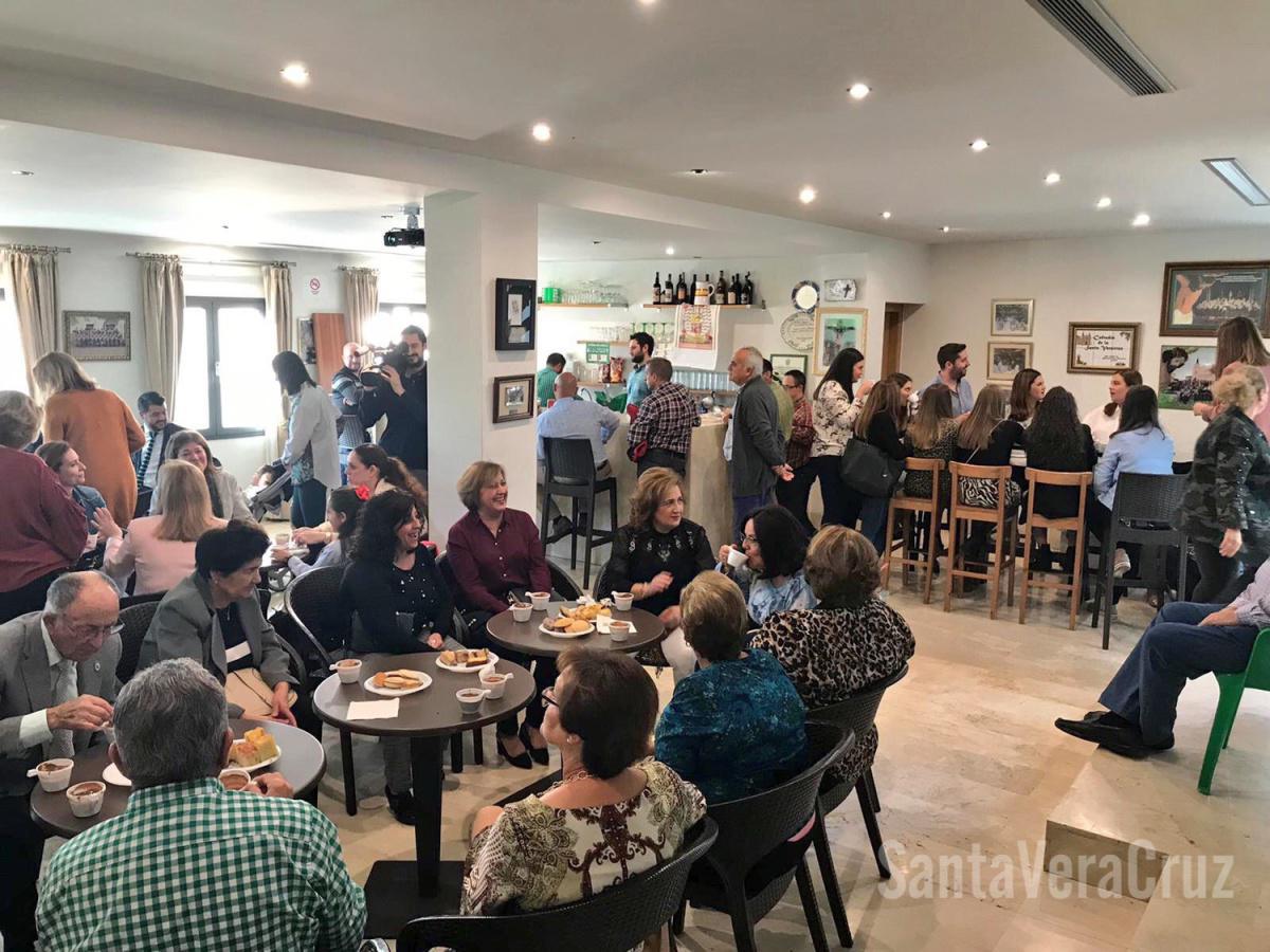 Doña Ana Cabello da la primera puntada del nuevo estandarte "Sancta Vera Crux" Doña Ana Cabello da la primera puntada del nuevo estandarte "Sancta Vera Crux"