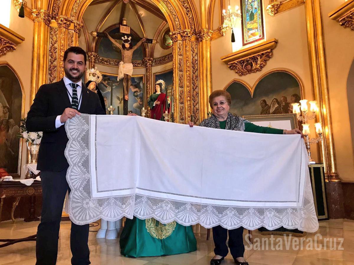 Doña Ana Cabello da la primera puntada del nuevo estandarte "Sancta Vera Crux" Doña Ana Cabello da la primera puntada del nuevo estandarte "Sancta Vera Crux"