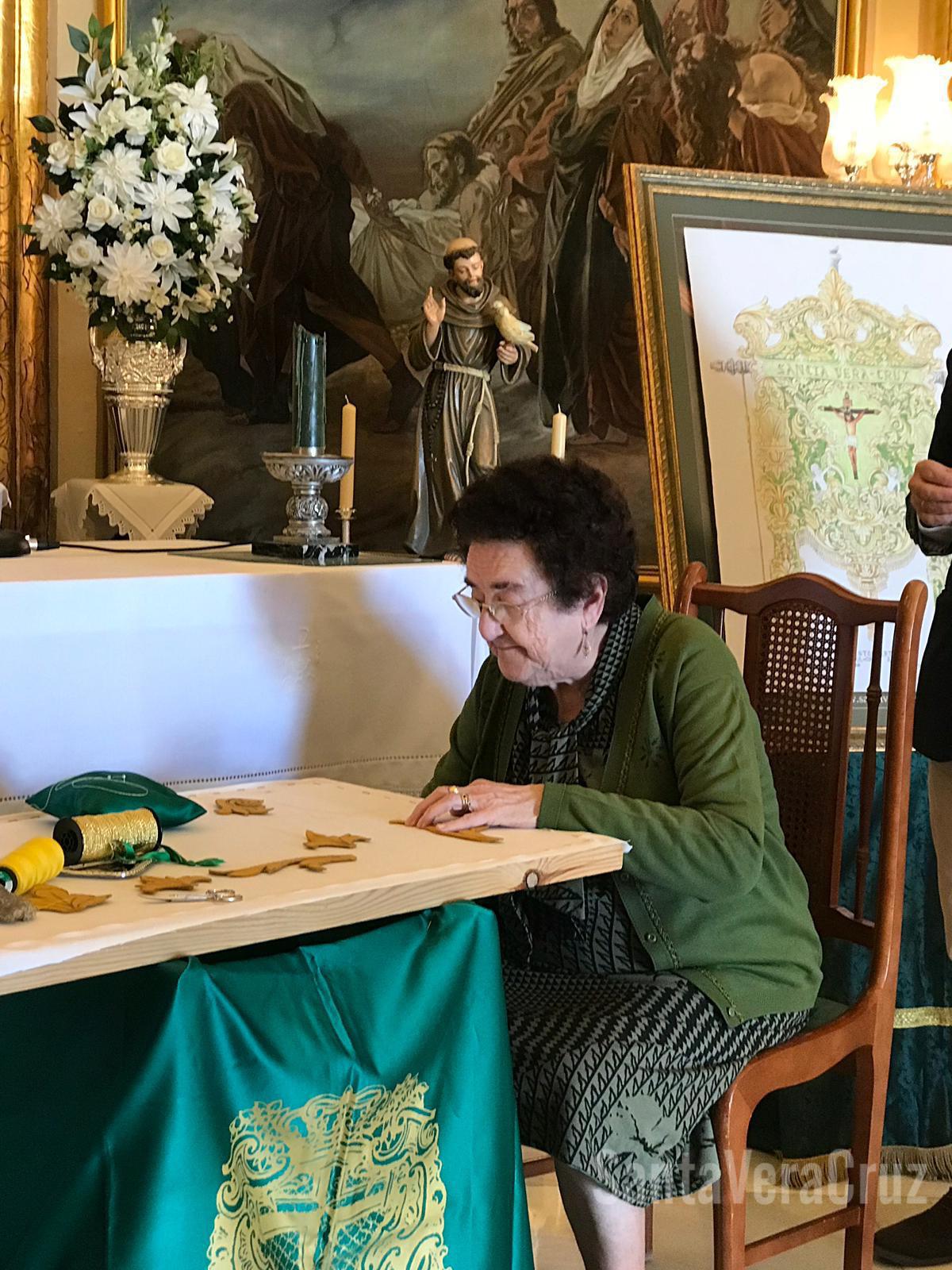 Doña Ana Cabello da la primera puntada del nuevo estandarte "Sancta Vera Crux"