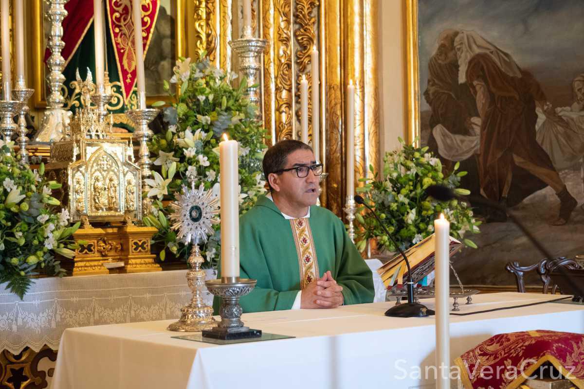 Solemne acto de veneración de la Sagrada Reliquia del Santo Lignum Crucis en conmemoración de la Festividad de la Exaltación de la Cruz y Solemne Eucaristía previa al acto de jura de cargos. Solemne acto de veneración de la Sagrada Reliquia del Santo Lignum Crucis en conmemoración de la Festividad de la Exaltación de la Cruz y Solemne Eucaristía previa al acto de jura de cargos.
