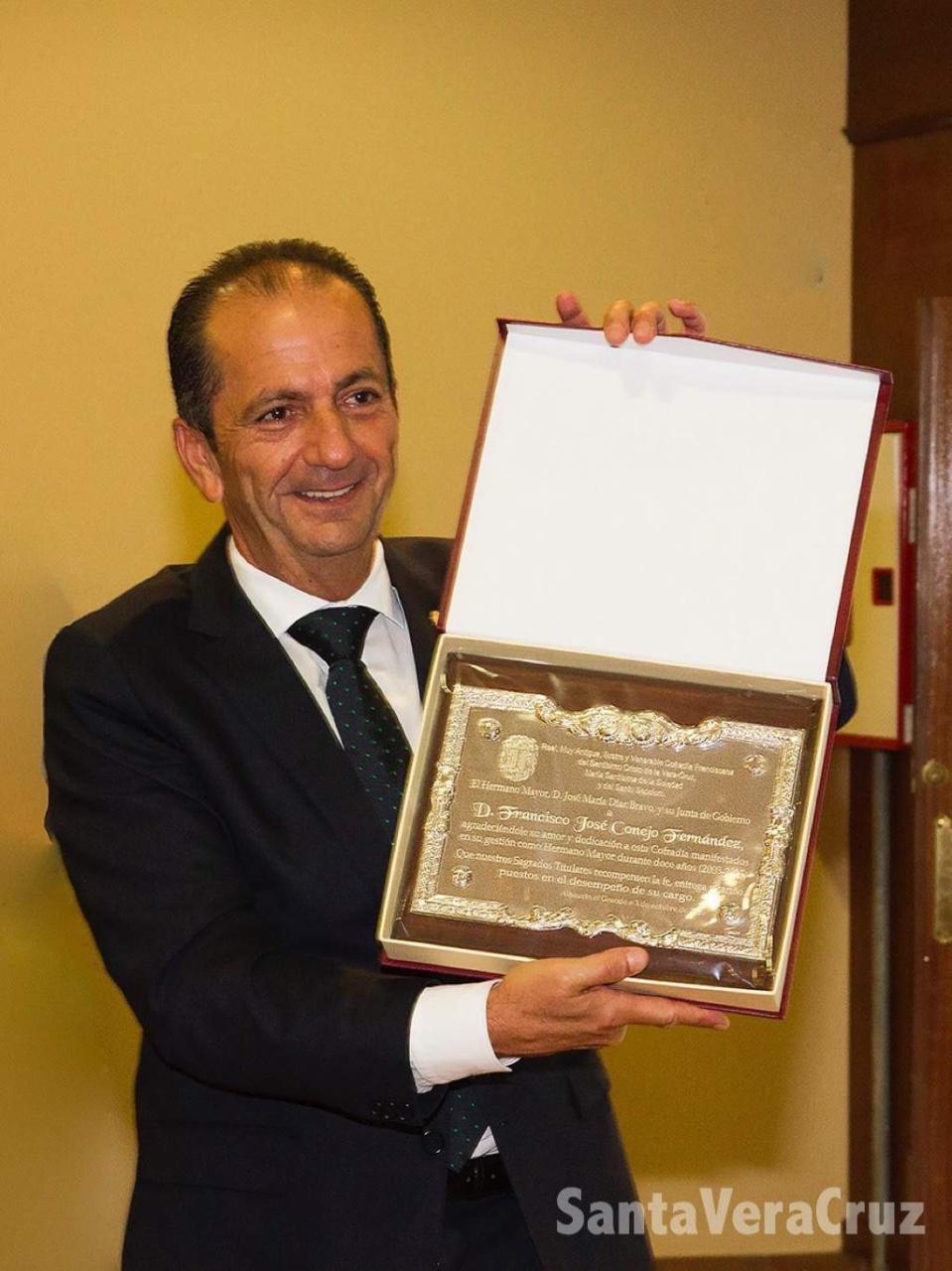 D. Francisco José Conejo Fernández, homenajeado por los cofrades de la Vera+Cruz D. Francisco José Conejo Fernández, homenajeado por los cofrades de la Vera+Cruz