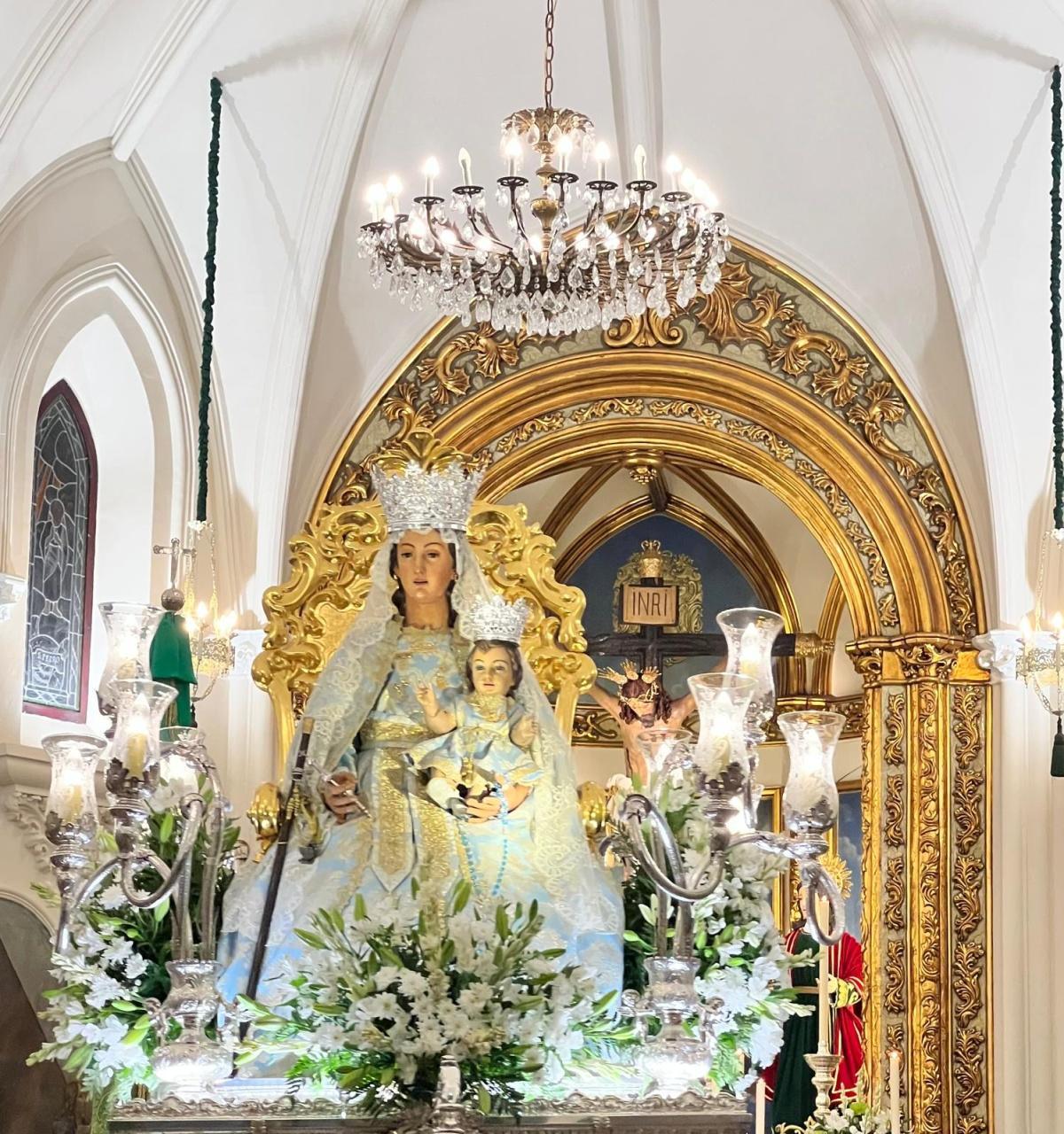 Ave María, gratia plena, Dominus tecum. Ave María, gratia plena, Dominus tecum.