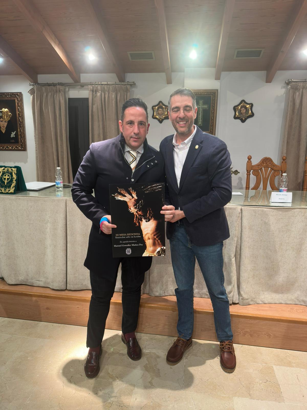 III Mesa Redonda "Sintiéndote sobre mi hombro". III Mesa Redonda "Sintiéndote sobre mi hombro".