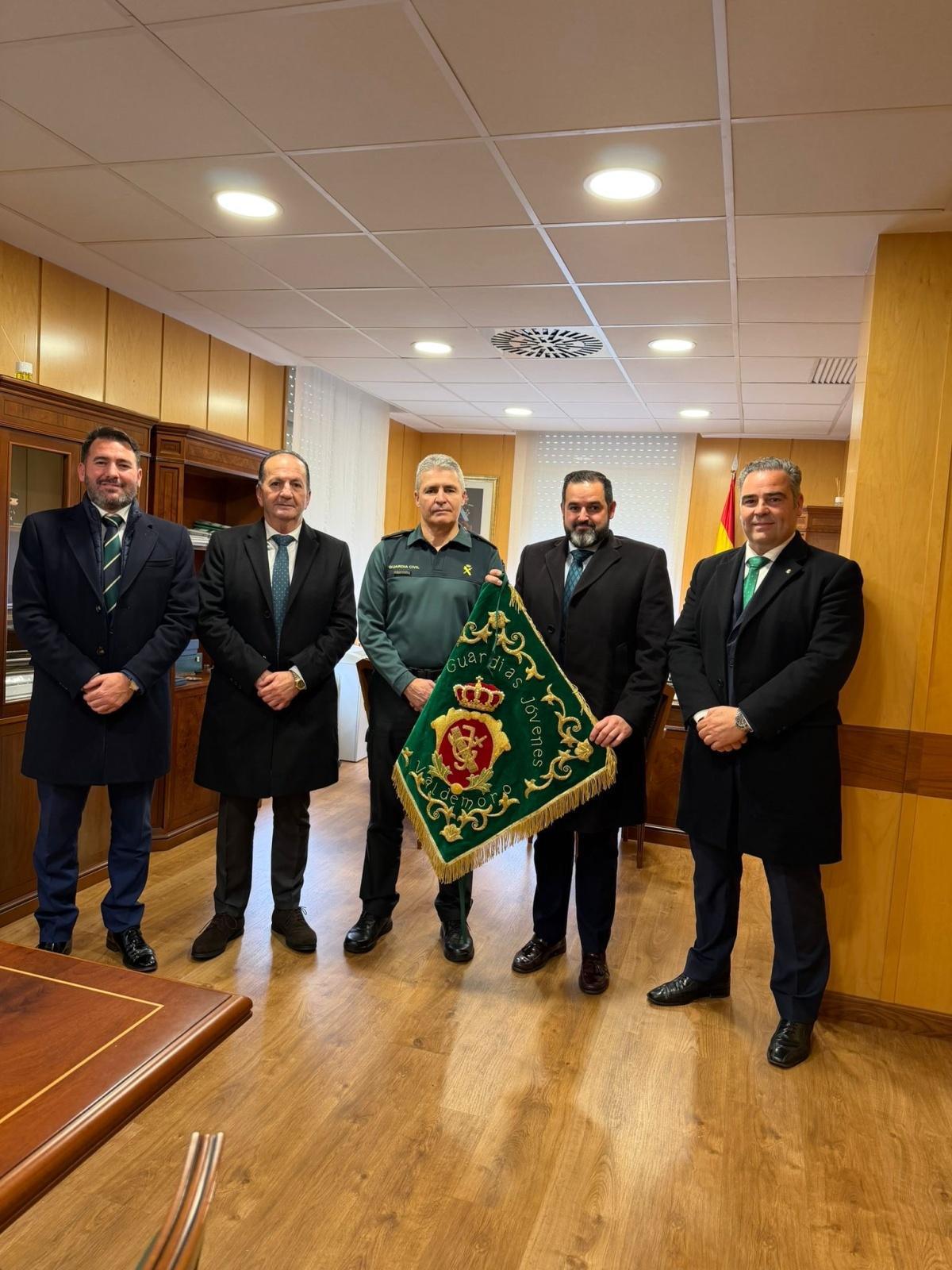 La Cofradía de la Santa Vera+Cruz entrega en Madrid el banderín restaurado de la Banda del Colegio de Guardias Jóvenes La Cofradía de la Santa Vera+Cruz entrega en Madrid el banderín restaurado de la Banda del Colegio de Guardias Jóvenes