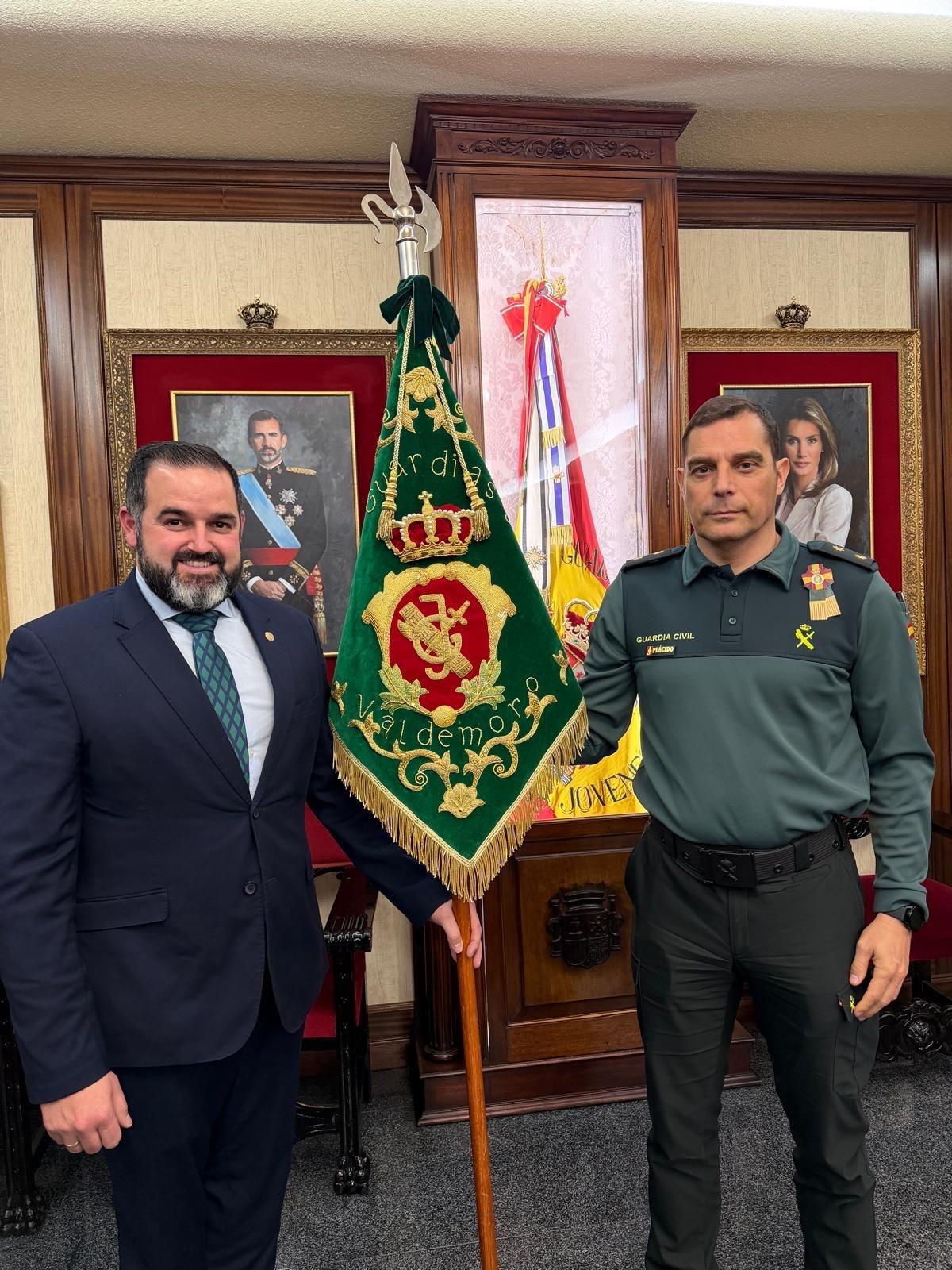 La Cofradía de la Santa Vera+Cruz entrega en Madrid el banderín restaurado de la Banda del Colegio de Guardias Jóvenes