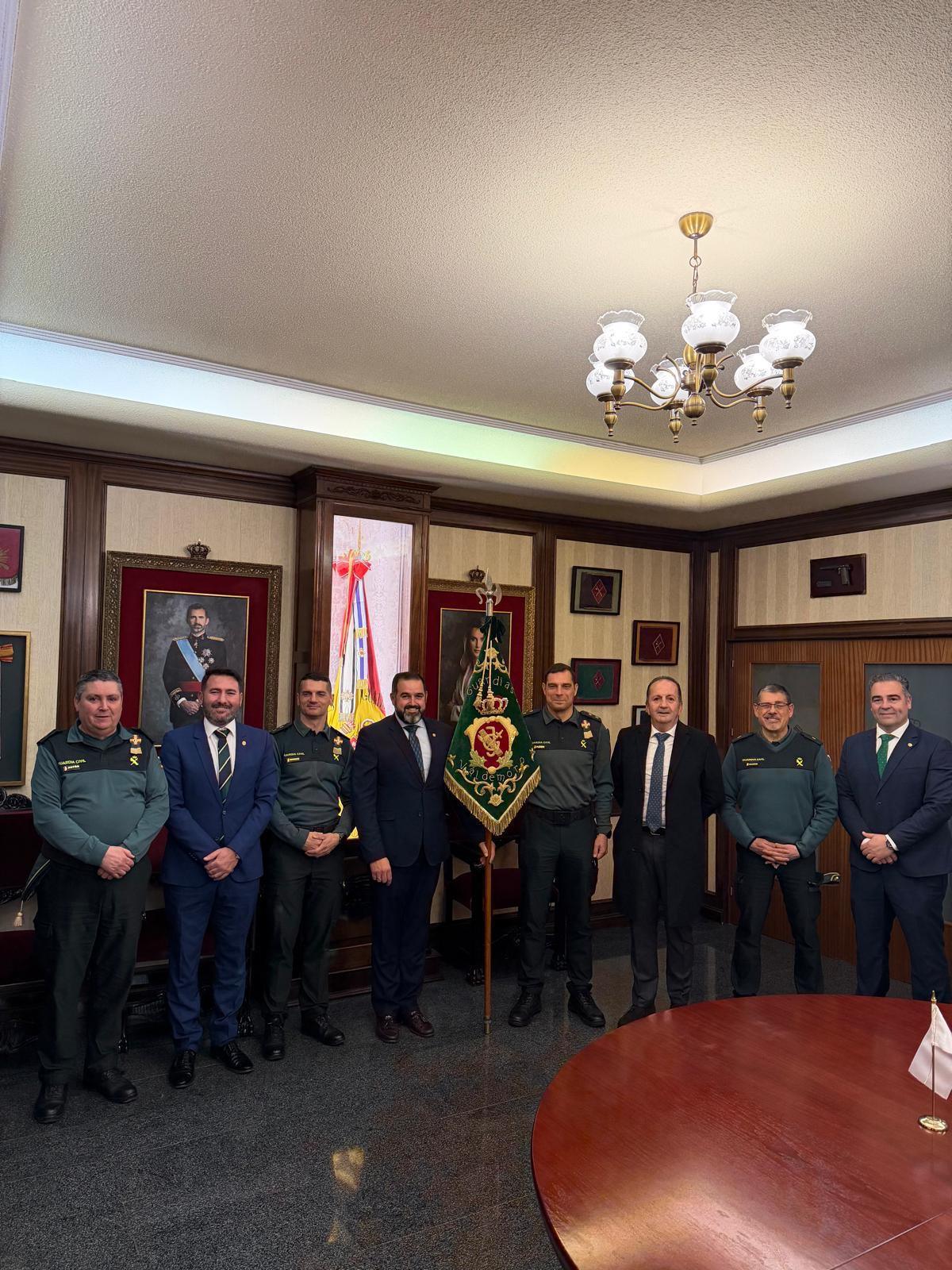 La Cofradía de la Santa Vera+Cruz entrega en Madrid el banderín restaurado de la Banda del Colegio de Guardias Jóvenes La Cofradía de la Santa Vera+Cruz entrega en Madrid el banderín restaurado de la Banda del Colegio de Guardias Jóvenes