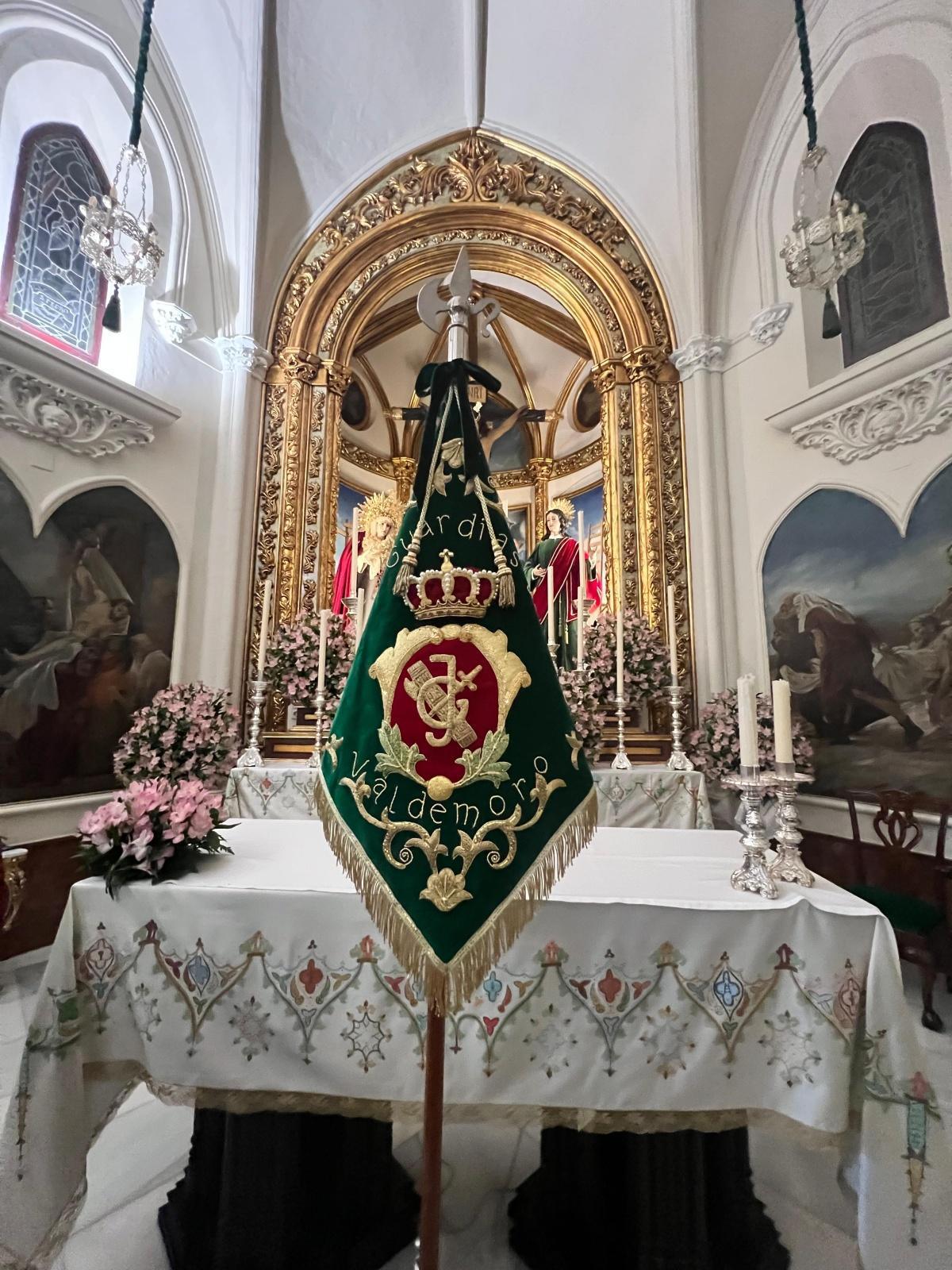 La Cofradía de la Santa Vera+Cruz entrega en Madrid el banderín restaurado de la Banda del Colegio de Guardias Jóvenes