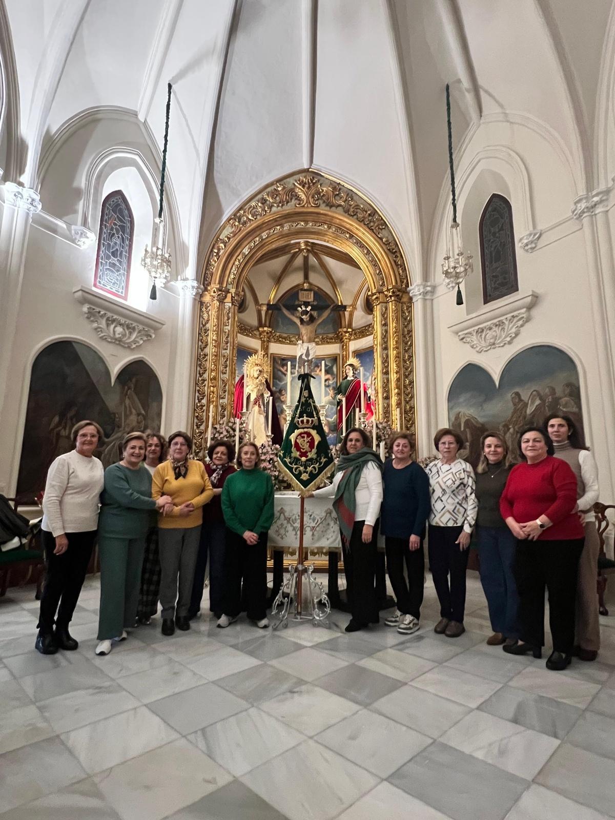 La Cofradía de la Santa Vera+Cruz entrega en Madrid el banderín restaurado de la Banda del Colegio de Guardias Jóvenes