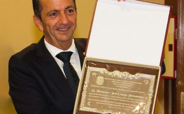 D. Francisco José Conejo Fernández, homenajeado por los cofrades de la Vera+Cruz