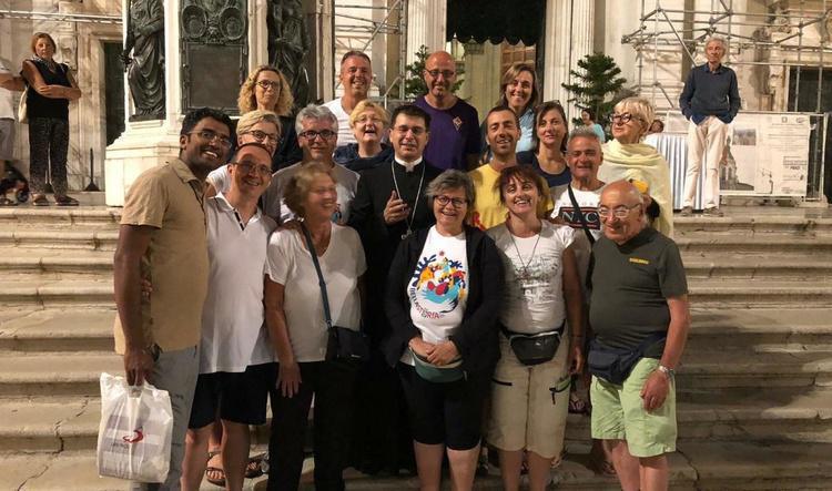 Foto con sua eccellenza Mons. Fabio dopo il rosario in piazza.