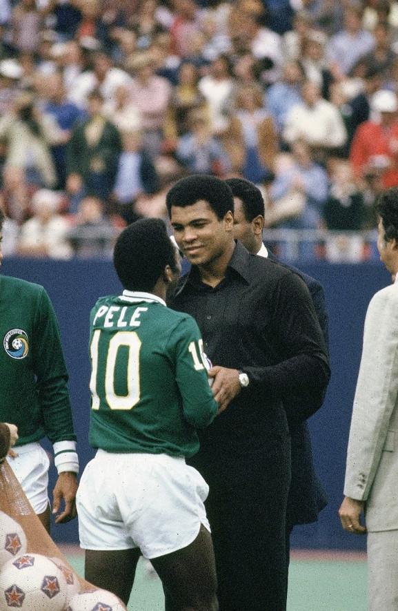 Camisa do New York Cosmos usada por Pelé no seu último jogo em solo americano  Camisa do New York Cosmos usada por Pelé no seu último jogo em solo americano