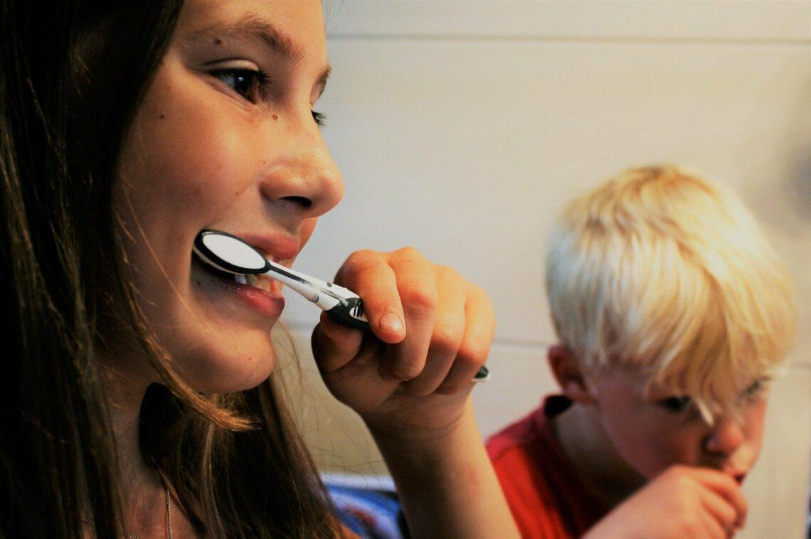 Handzahnbürste oder elektrisches Exemplar: So werden die Zähne am besten rein