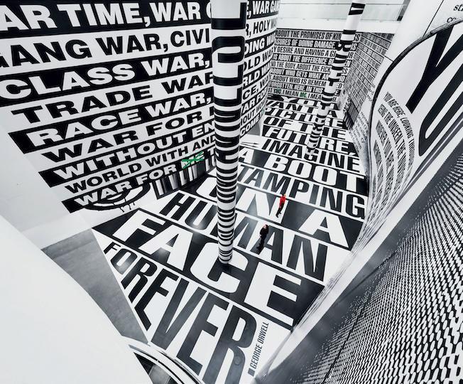 Barbara Kruger. No comment. Vue de l'installation, ARoS Aarhus Kunstmuseum, Aarhus,