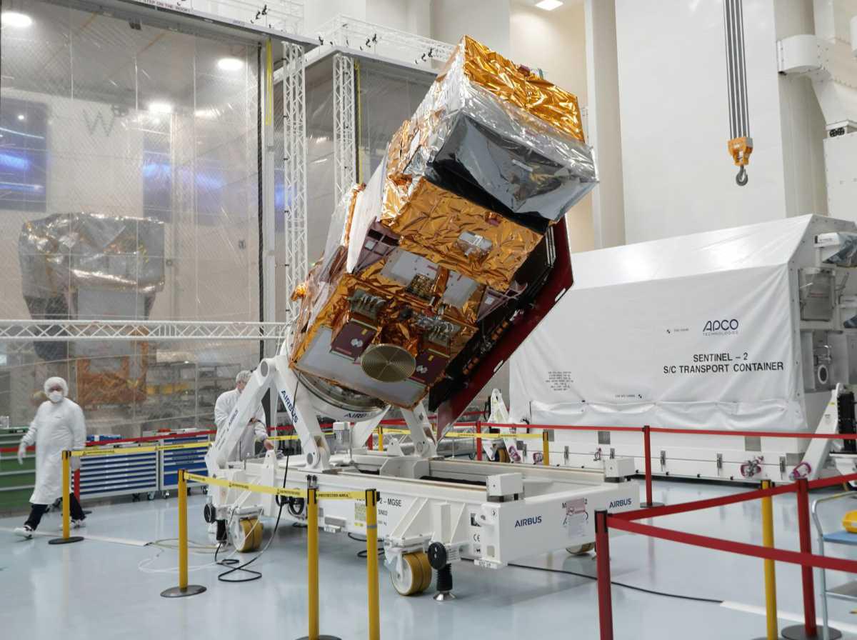 Le satellite de surveillance du climat Sentinel-2C, construit par Airbus, vogue vers la Guyane