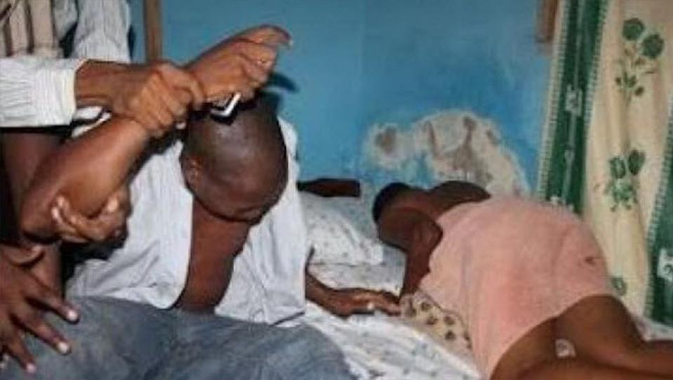 FACE A LA FURIE D’UNE FOULE A PIKINE TALLY BOUBESS: La police extirpe le violeur des toilettes et le sauve d’un lynchage