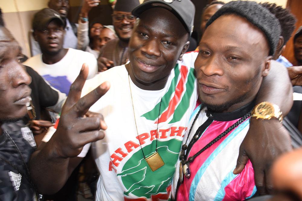 APRES L'INCOMPREHENSION ET LA TENSION ENTRE LEURS CAMPS: Boy Niang et Ama font la paix