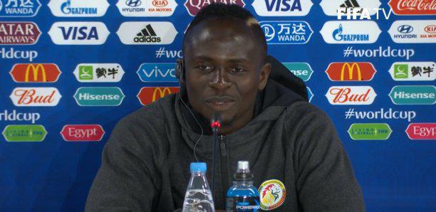 Le grand Sadio devant le matos de thé pour assurer les "trois normaux".