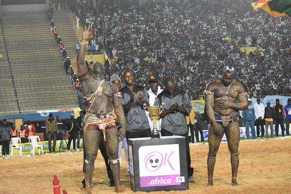 COMBAT DE LUTTE : Balla Gaye 2 attaque, cogne, humilie et gagne Mod'Lo (en images)