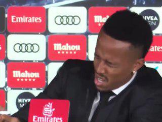 REAL MADRID : Eder Militao victime d'un malaise en pleine présentation (vidéo)
